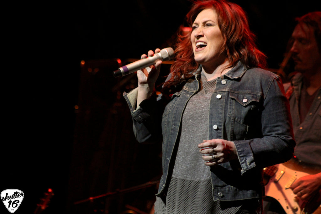 Jo Dee Messina lifts up central PA